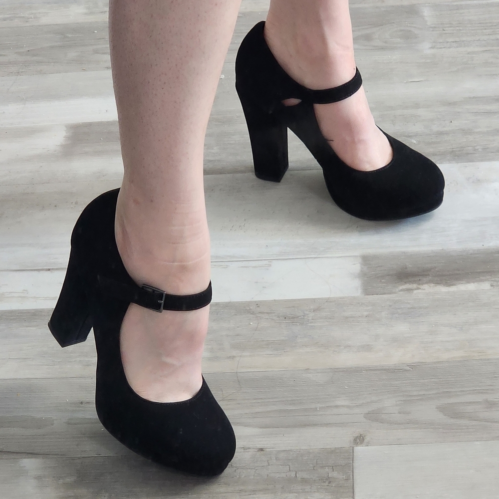 Black heels - Picture 8 of 13